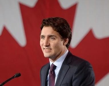 Justin Trudeau przemawia na uniwersytecie podczas sesji pytań i odpowiedzi ze studentami.