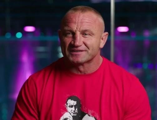 Mariusz Pudzianowski w trakcie podnoszenia kamienia Atlasa na zawodach strongman.