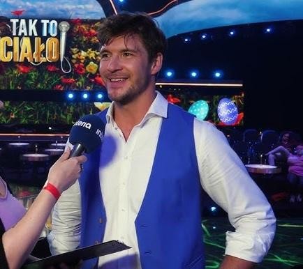 Mikołaj Roznerski prezentuje kawę 