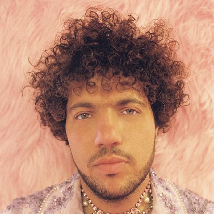 Benny Blanco współpracuje z innymi muzykami w studiu.
