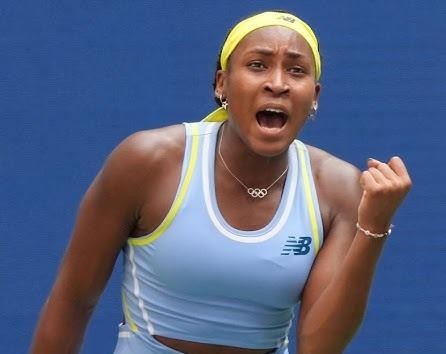 Coco Gauff z dyplomem ukończenia kursu Florida Virtual Flex.
