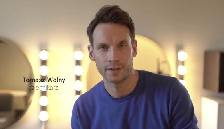 Tomasz Wolny z żoną Agatą Tomaszewską-Wolną, uśmiechnięci i przytuleni.