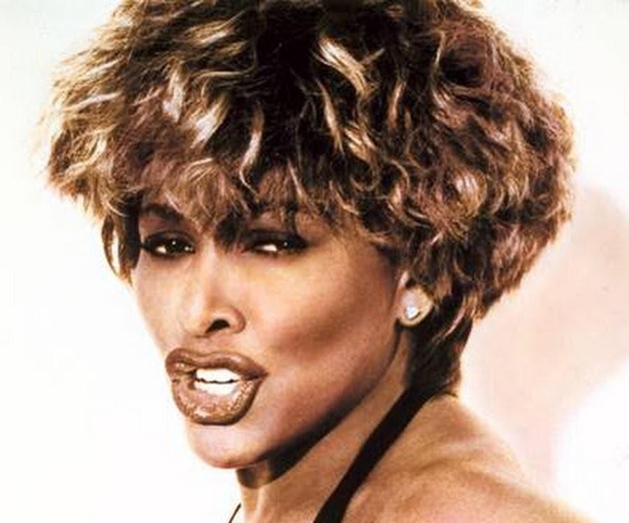 Tina Turner w dynamicznym występie na scenie podczas ery 