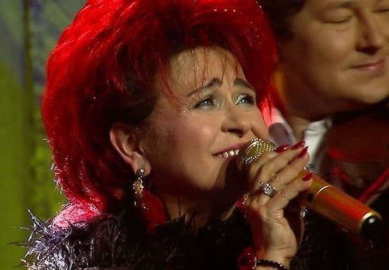Bernadeta Kowalska na scenie z zespołem 