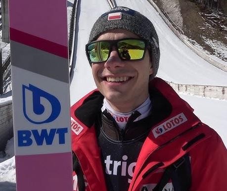 Jakub Wolny przed Szkołą Mistrzostwa Sportowego w Szczyrku.
