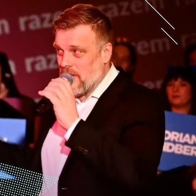 Adrian Zandberg podczas konferencji prasowej Partii Razem.