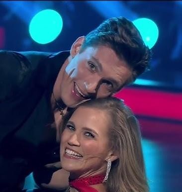 Agnieszka Kaczorowska w dynamicznej pozie tanecznej w 