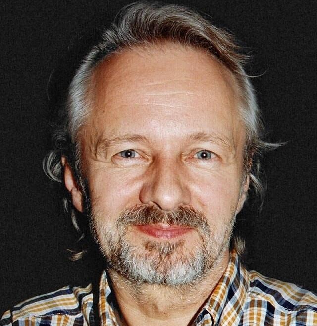 Krzysztof Stroiński w trakcie występu teatralnego.