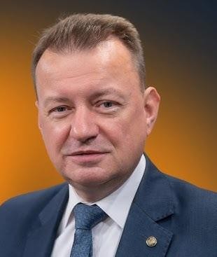 Mariusz Błaszczak jako minister podczas oficjalnego wystąpienia.