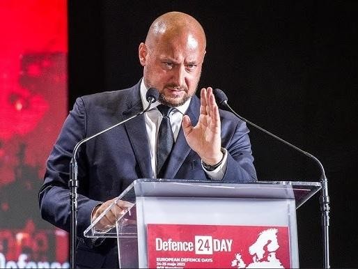 Infografika przedstawiająca wykształcenie i kwalifikacje Jacka Siewiery.