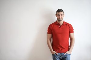 Jak stylizować koszulki polo? Poradnik