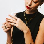 Ekskluzywna biżuteria z emalią – jak powstaje i dlaczego zachwyca swoją wyjątkowością?