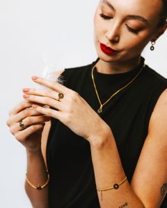 Ekskluzywna biżuteria z emalią – jak powstaje i dlaczego zachwyca swoją wyjątkowością?