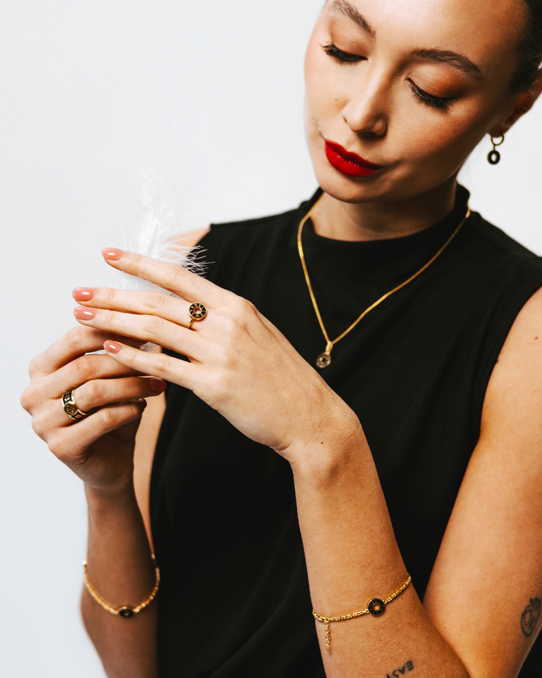 Ekskluzywna biżuteria z emalią – jak powstaje i dlaczego zachwyca swoją wyjątkowością?