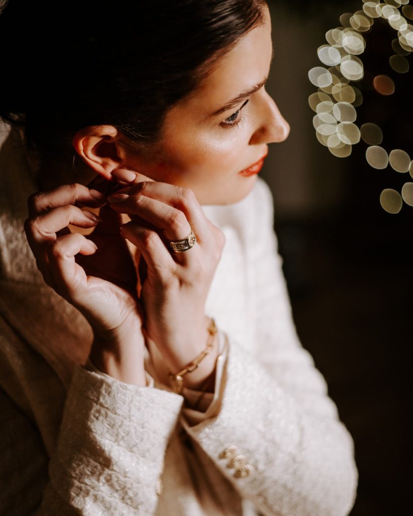 Ekskluzywna biżuteria z emalią – jak powstaje i dlaczego zachwyca swoją wyjątkowością?