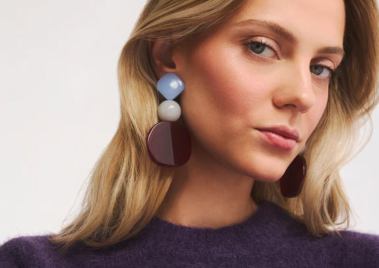Psychologia noszenia biżuterii – dlaczego ludzie czują się pewniej z tą odpowiednią?